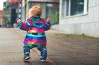 مراحل رشد حرکتی کودک (تمرینات کاردرمانی برای ایستادن کودک)